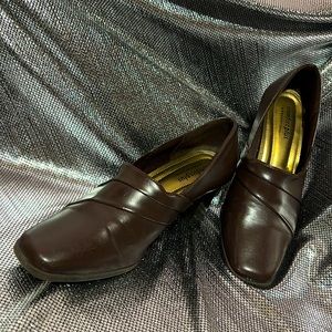 New Woman’s Comfort Plus Brown Heeled shoes by Predictions - beautiful classy 🙃